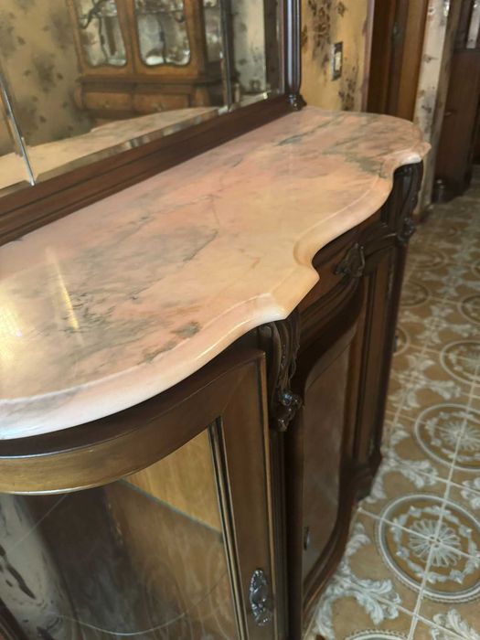 Móvel de entrada em madeira mogno com topo de mármore rosa