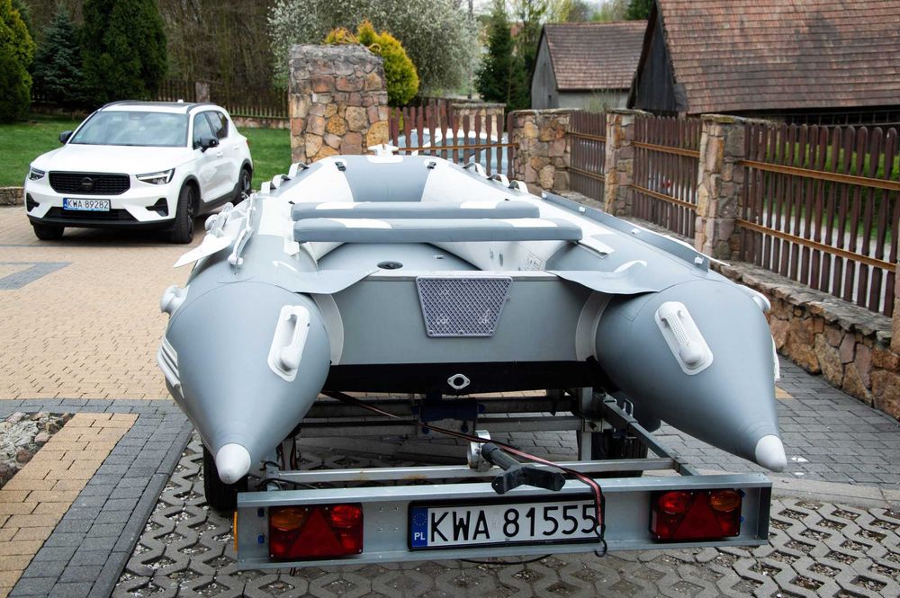 Ponton Maweric  silnikiem i przyczepą