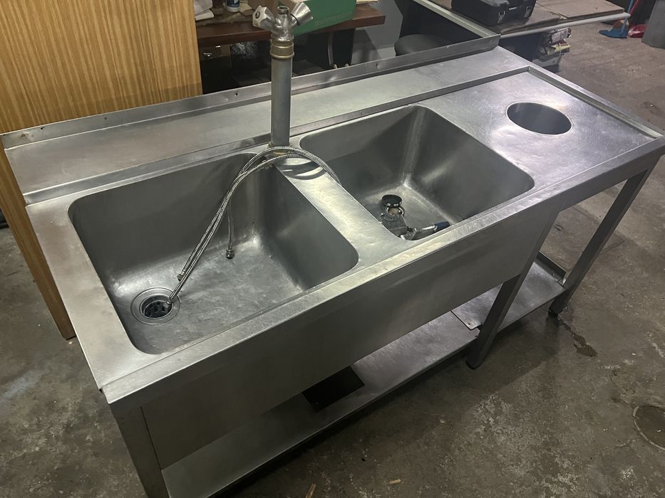 Escaparate em inox com pedal pio duplo e sauda de detritos