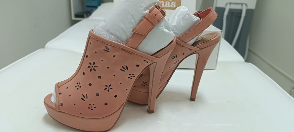 Sandálias coral , tamanho pequeno