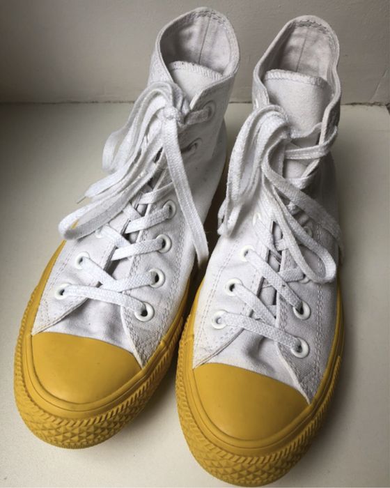 Białe Converse Chuck Taylor all star z żółtą podeszwą