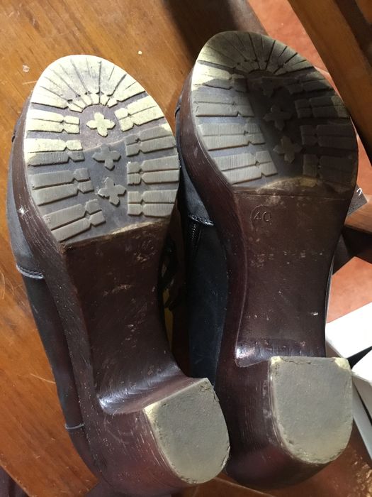 Sapatos com algum uso