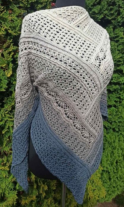 Chusta  robiona na szydełku, handmade w odcieniach kremu, beżu i szaro