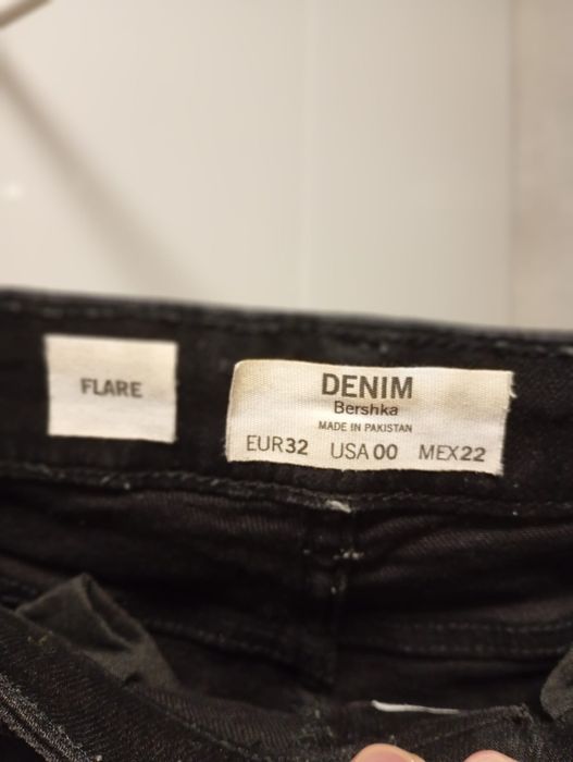 Dzwony jeansy. Bershka. Rozmiar EUR 32.