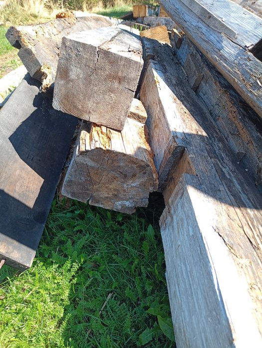 Stare drewno, belki z konstrukcji dachu po rozbiórce domu.