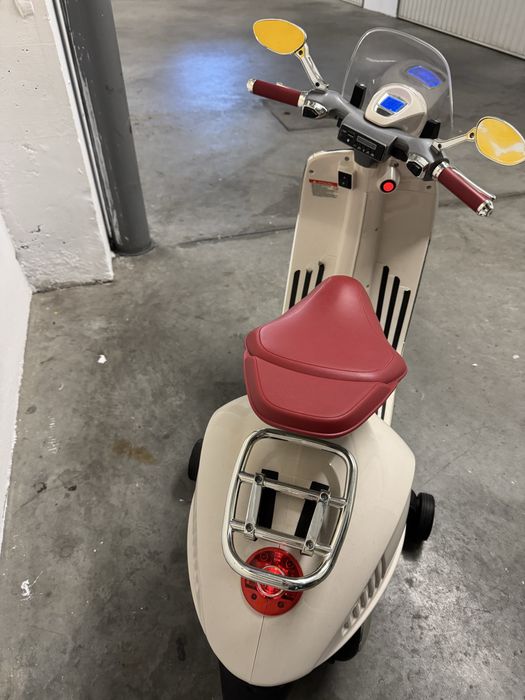 Vespa elétrica criança