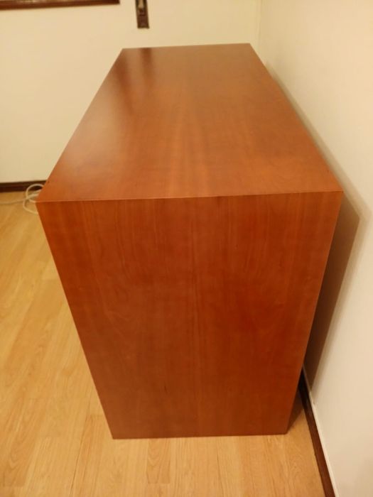 Quarto cerejeira seminovo com estrado e roupeiro