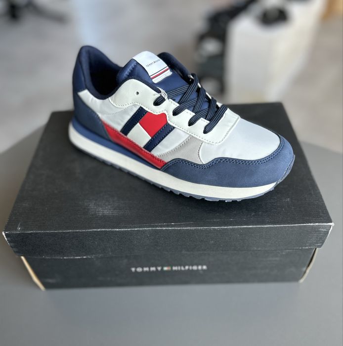 Кросівки Tommy Hilfiger.
