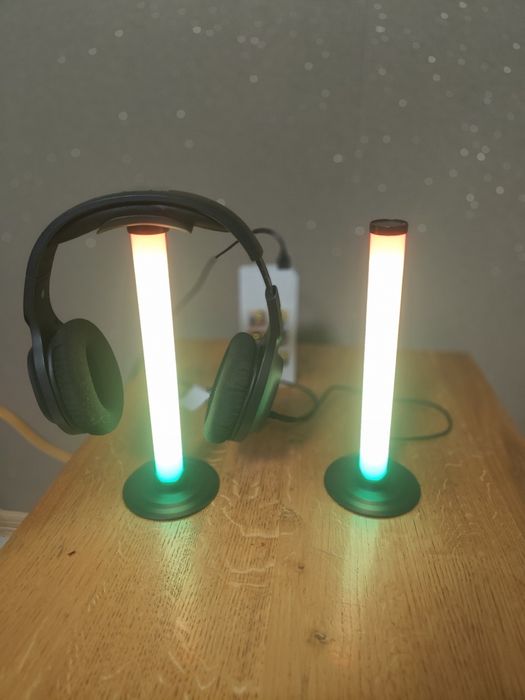 Підсвітка робочого місця та підставка для навушників
