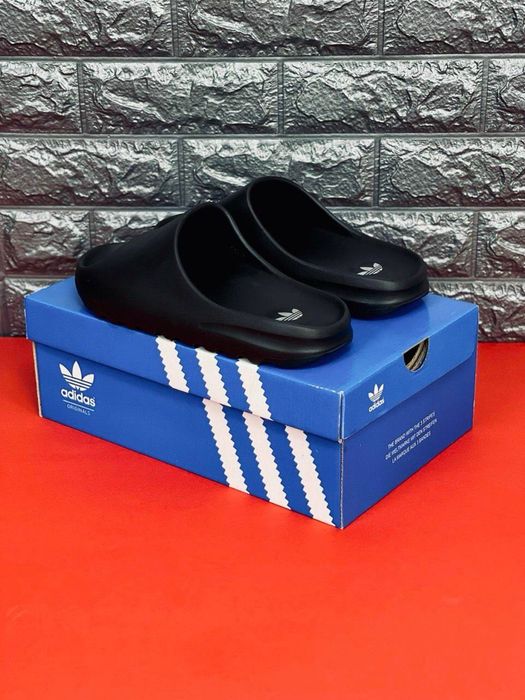 Шлепанцы Adidas Yezzy Bost / комнатные мужские шлепанцы / трендовые мужские красивки / адики слансы /  цельнолитые тапки в басейн