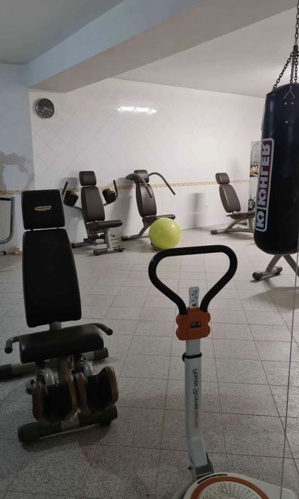 Ginásio Technogym com 9 máquinas