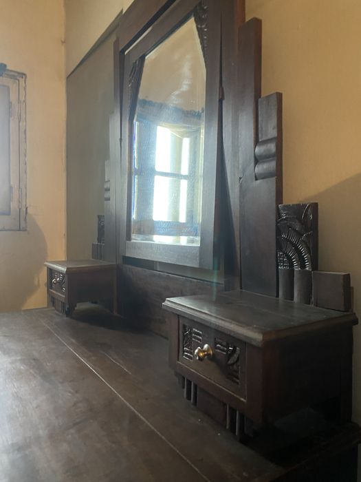 Cómoda Antiga em Madeira com Espelho – Estilo Clássico