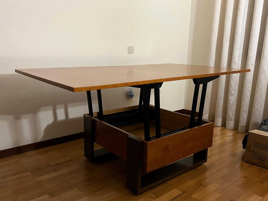 Espetacular mesa de centro que se transforma numa mesa de refeição.
