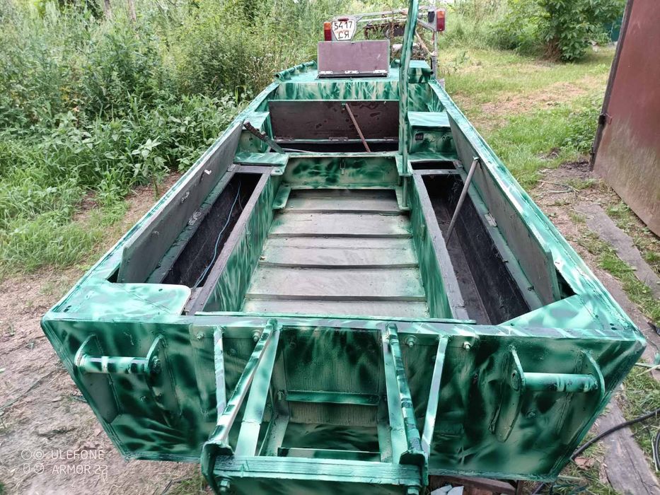 Човен болотохід ПНД ПЄ 100 8мм з мотором