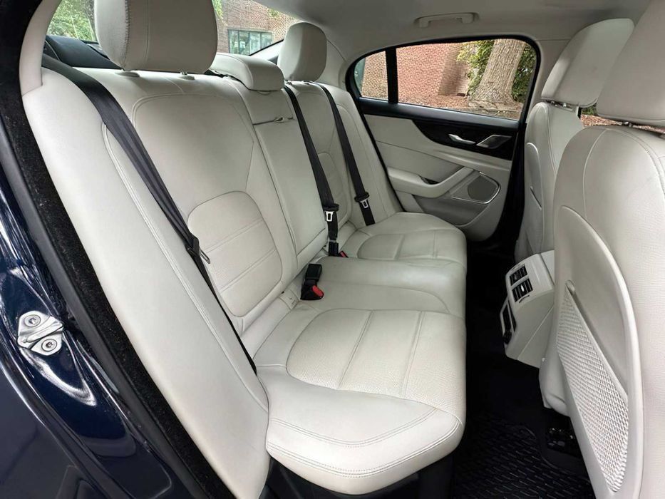 Jaguar XE P250 S      2020