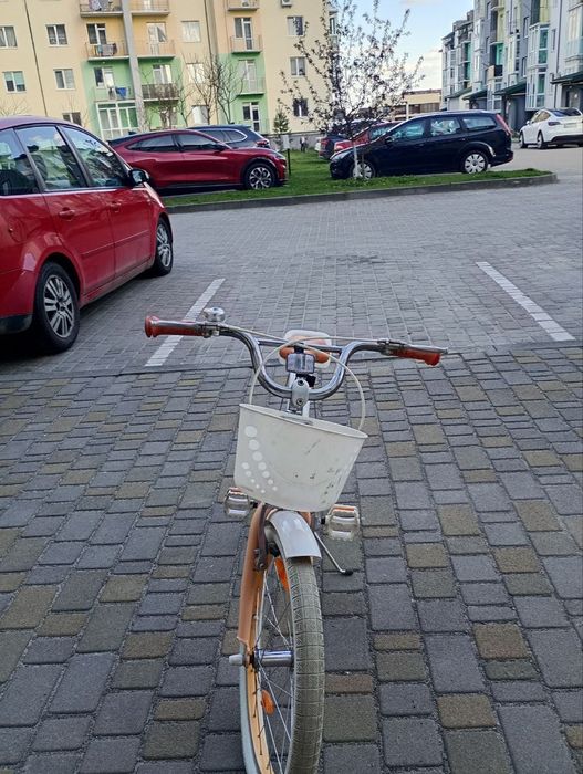 Це дитячий велосипед Trek Mystic 20 персикового кольору з білою корзиною