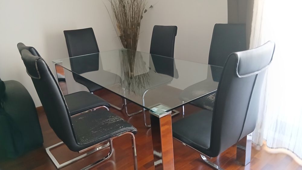 Mesa de vidro e cadeiras