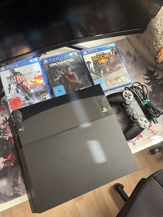 Konsola Playstation 4 z padem i grami BF4, Uncharted, InFamous PS4