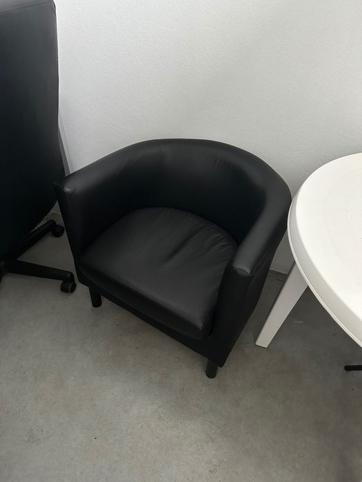 Cadeirão preto em bom estado