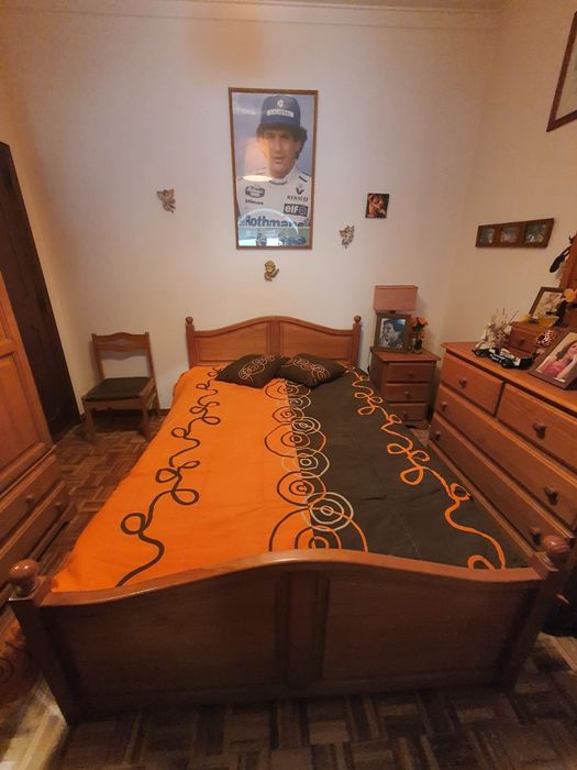 Cama,  mesa cabeceira, cómoda aparador,  toucador