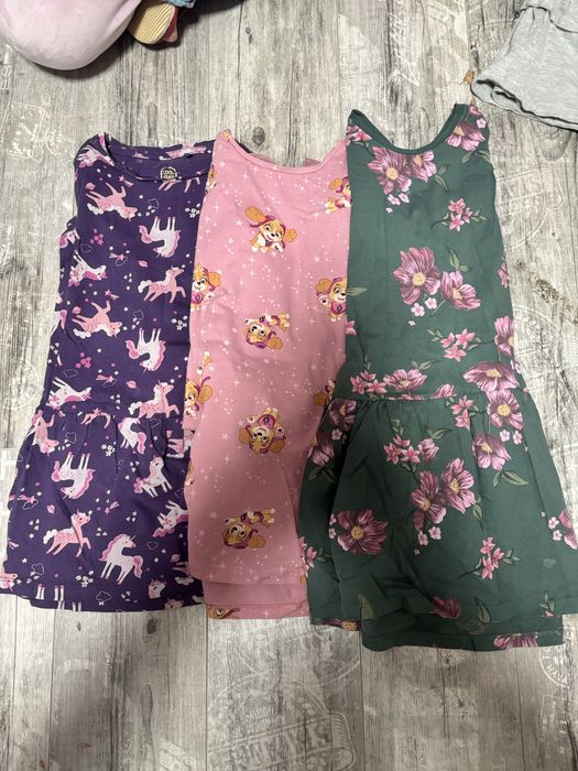 Sukienki dziewczęce 116