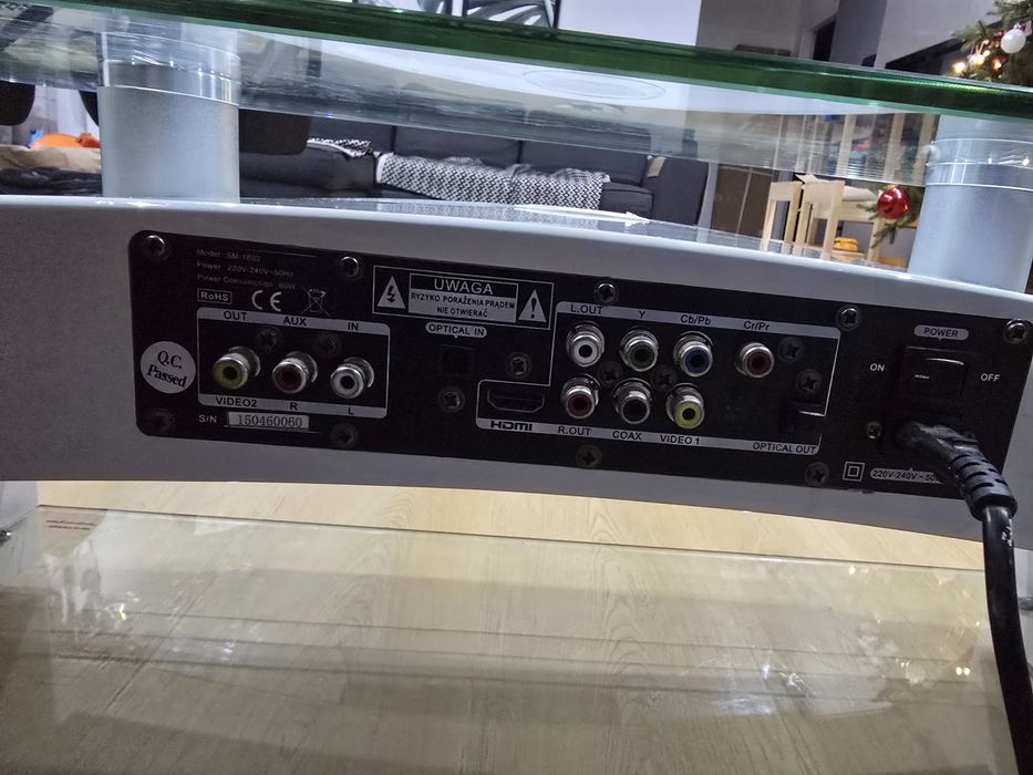 Półka pod telewizor z głośnikami