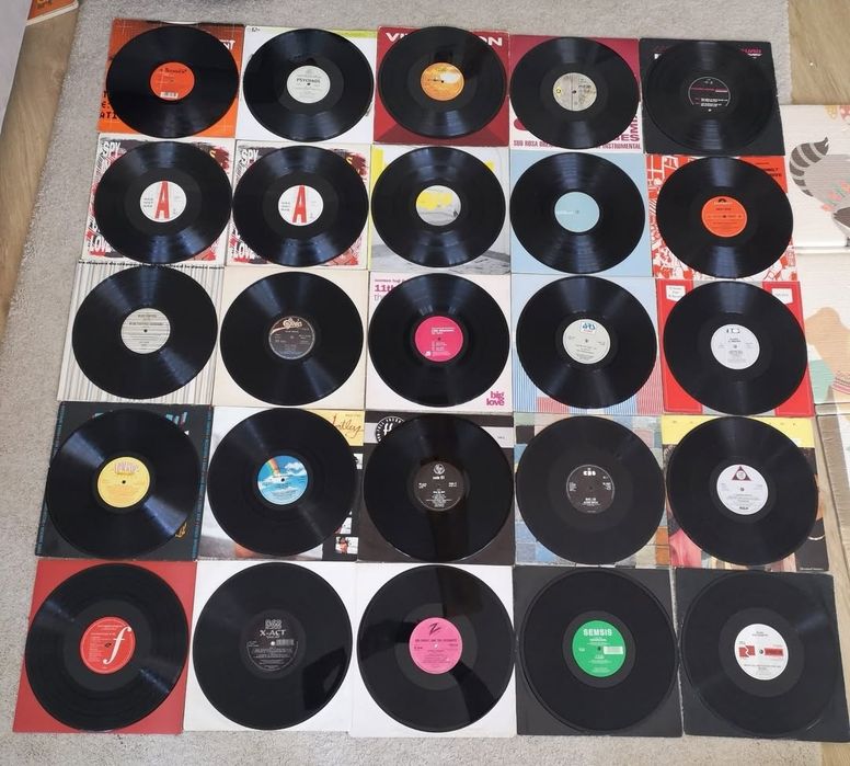 Conjunto de 25 discos de música eletrónica