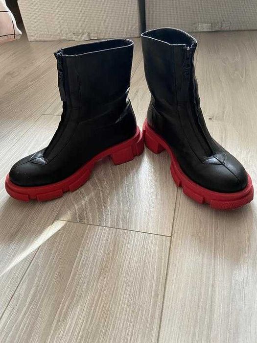 Стильні чорні черевики з червоною підошвою te.shoes