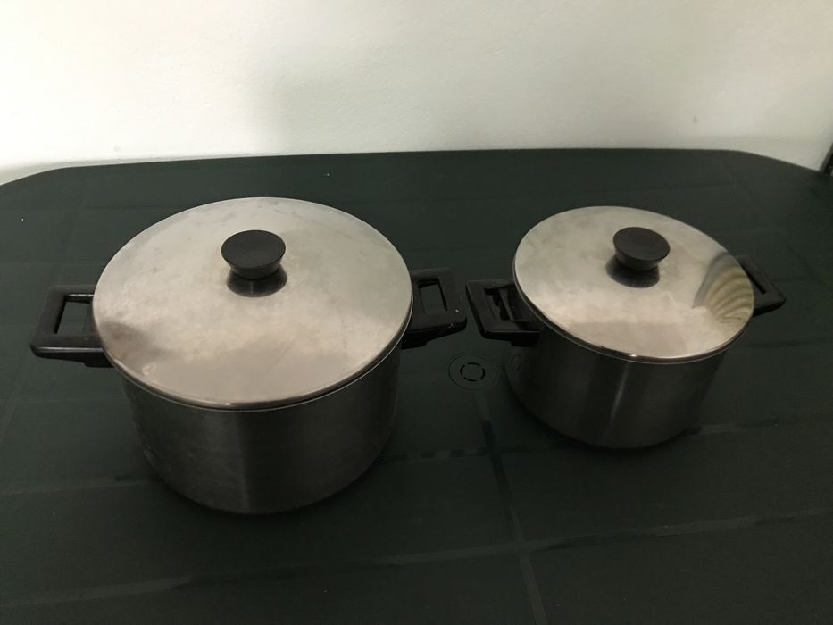 Um tacho é uma panela em inox.