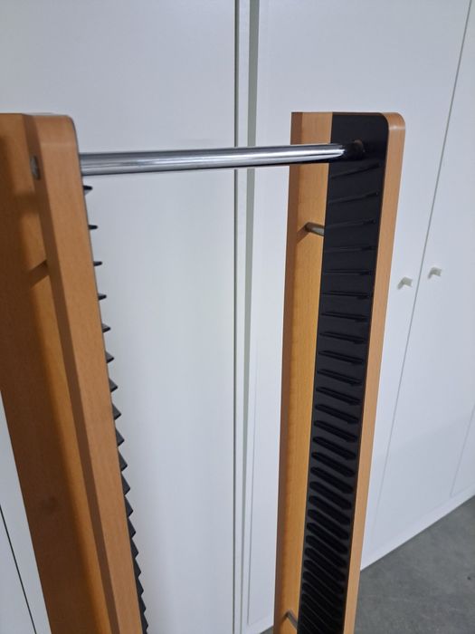 Móvel porta DVD's vertical em madeira