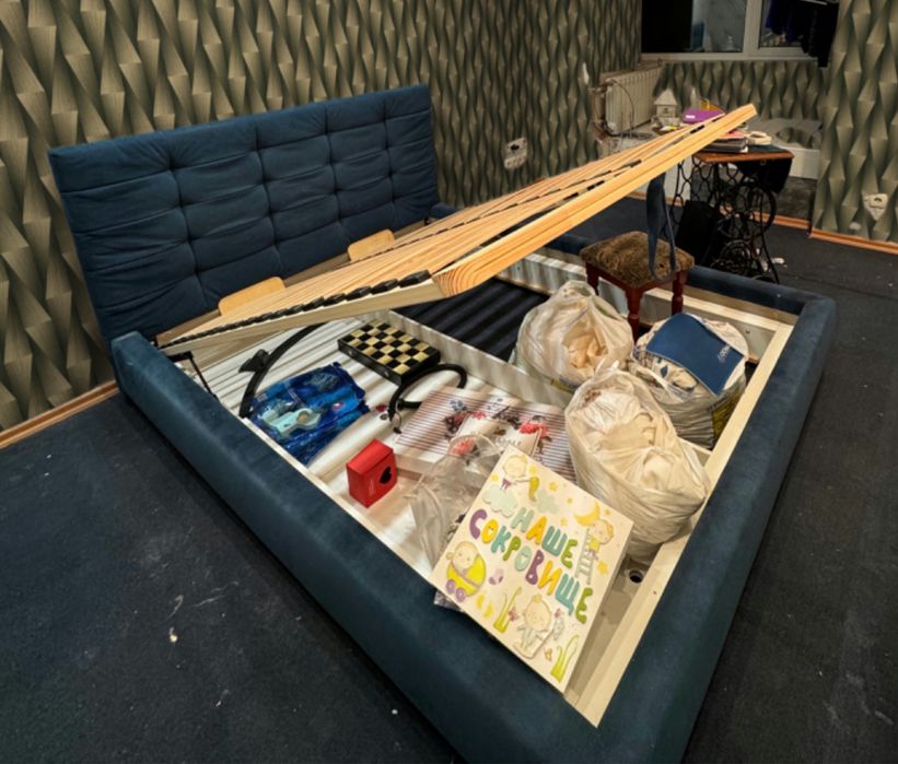 Продаи кровать с хорошим матрасом neolux