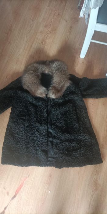 Kurtka z karakułów z kołnierzem z lisa