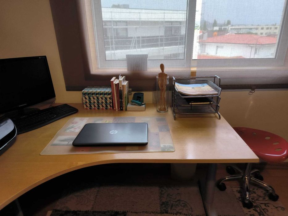 Secretária de madeira e estrura em metal IKEA