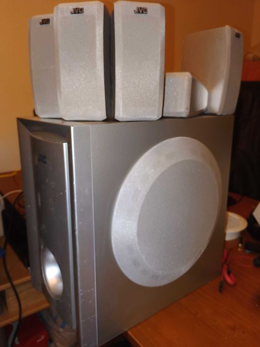 5 colunas de som e subwoofer