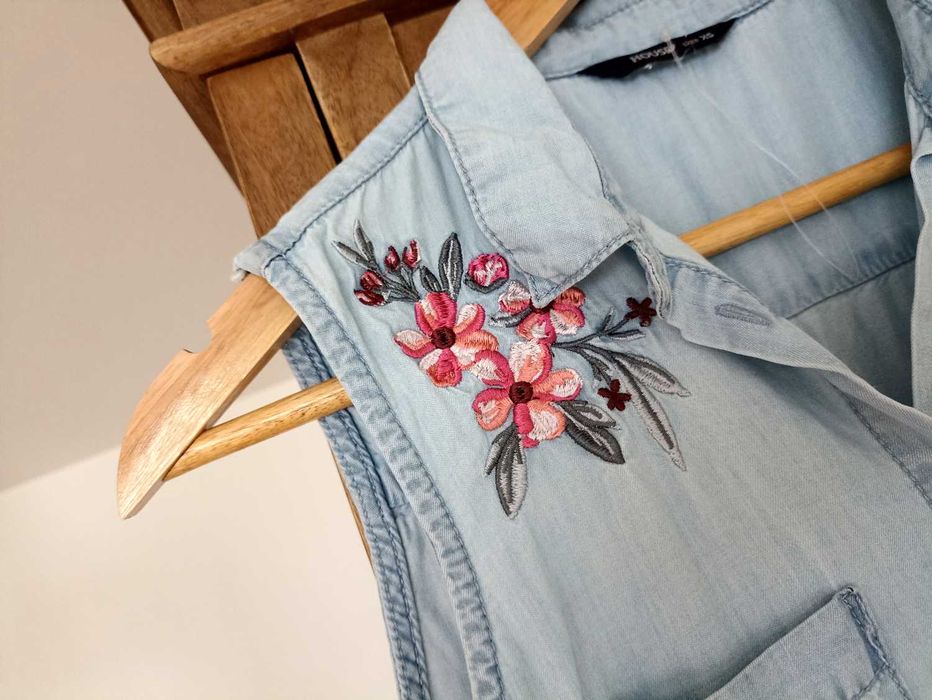 Jeansowa bawełniana sukienka z haftem house