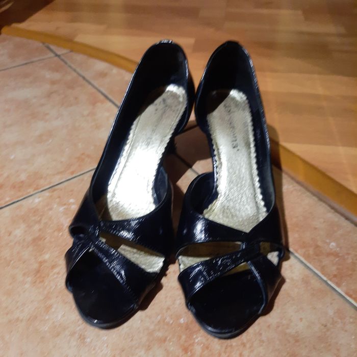 Czarne buty bez palców. Lakierkowe.