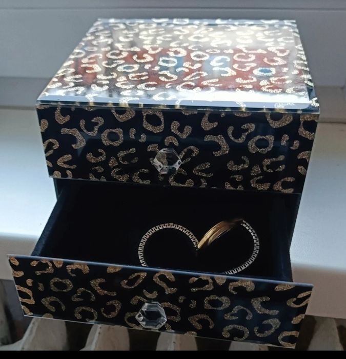 Szkatułka na biżuterię