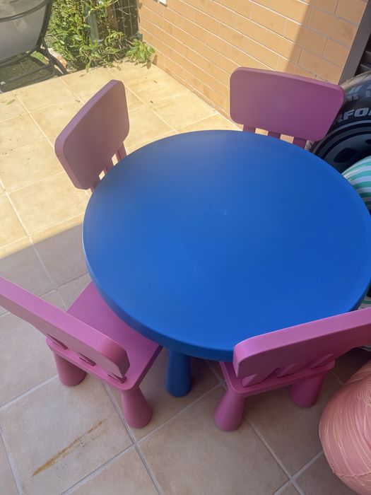 Mesa e 4 cadeiras de crianca ikea para exterior / interior