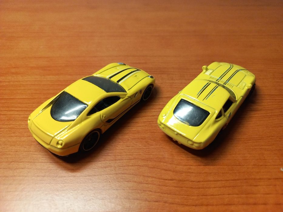 Модели машинок Hot wheels Toyota 2000gt и Ferrari 599 gtb