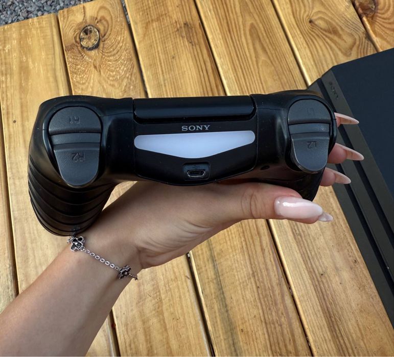 Продам PS4 pro 1TB