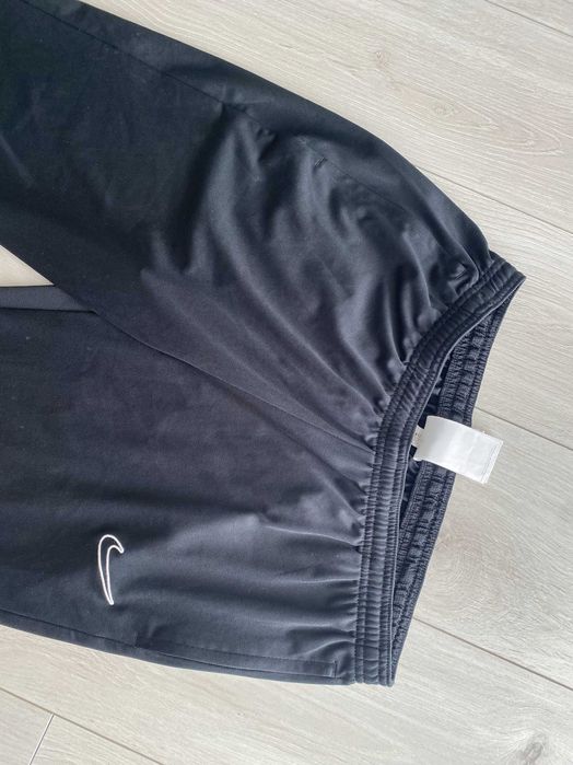 NIKE r.L oryginalne spodnie sportowe stan BDB