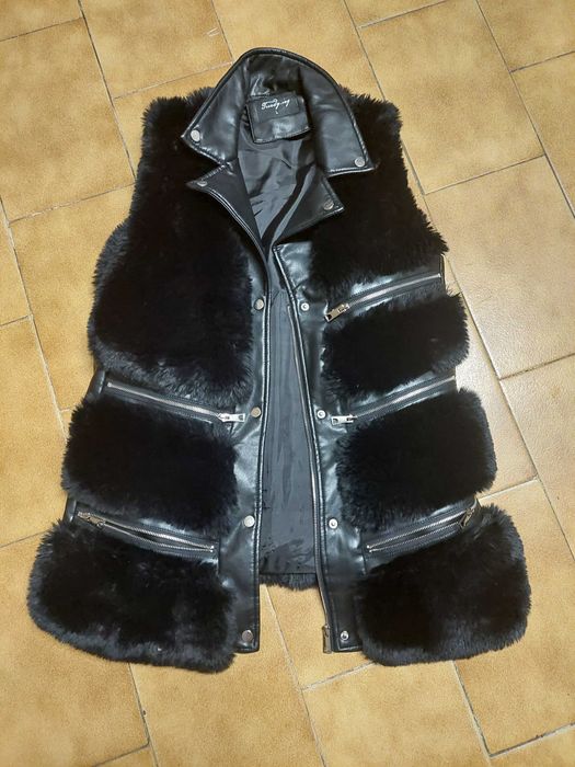 Colete preto de pêlo fofinho e napipel