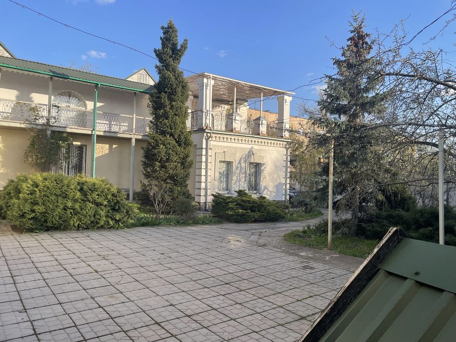 Продається особняк в центрі міста.