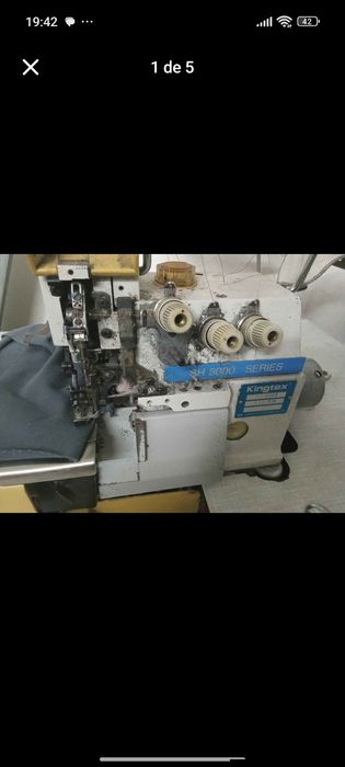 Vendo conjunto de linhas várias cores e tamanhos e duas máquinas