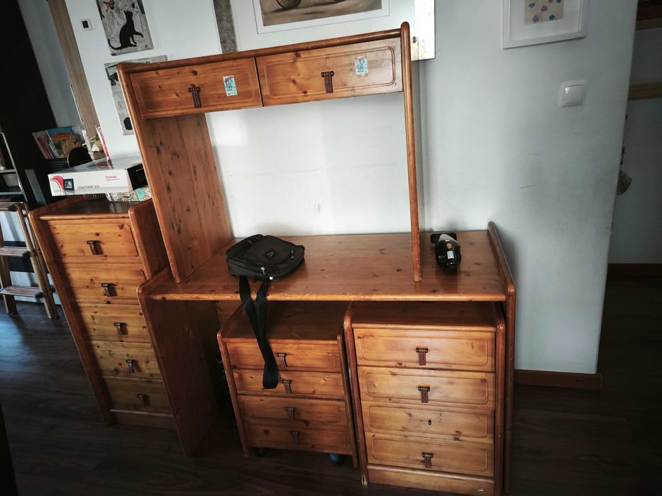 Mobília cómodas e secretária