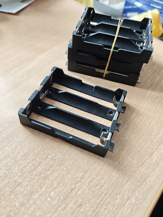 Холдери для акумуляторів 21700