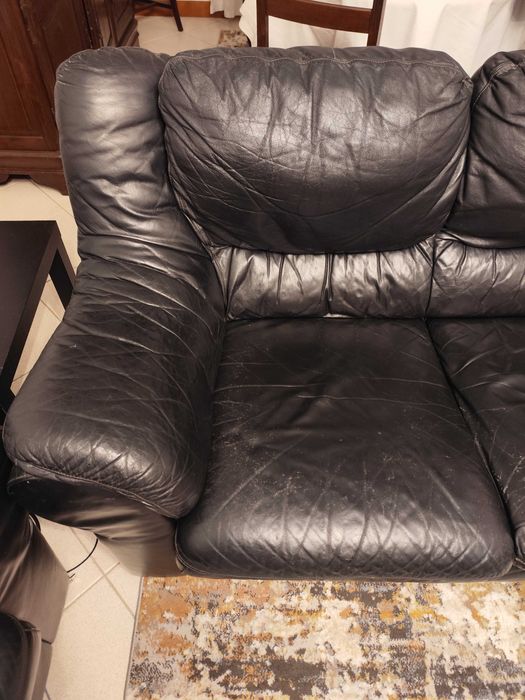 Sofás em pele preta.