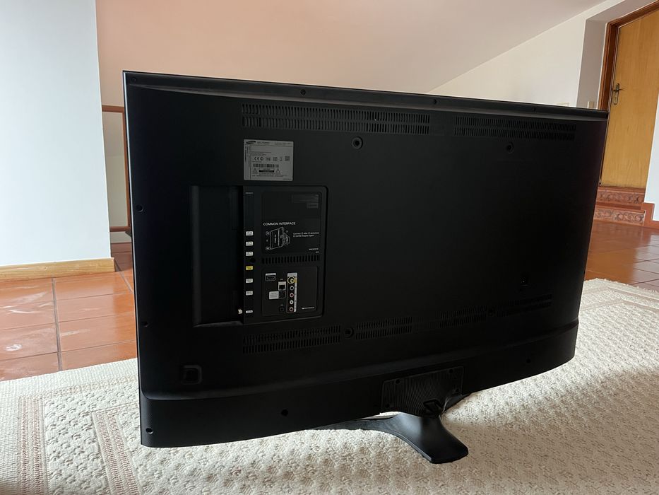 Televisão Samsung UE55MU6220 55” Curvado 4K Smart TV