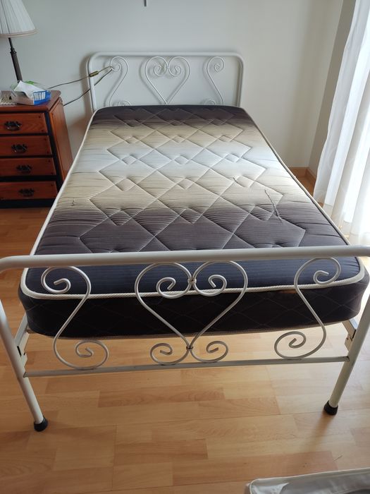 Cama de solteiro em ferro, com colchão e estrado