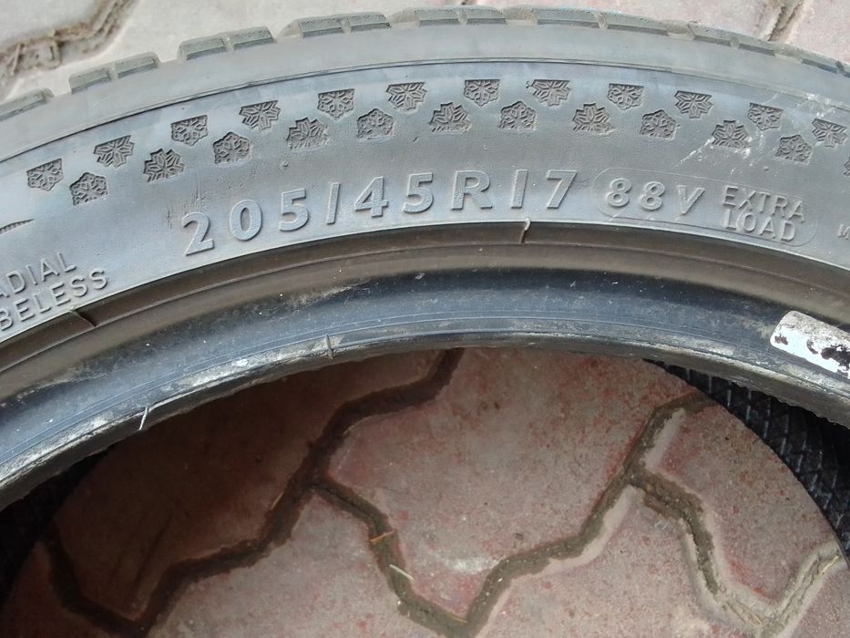 Opona zimowa 205/45r17 DUNLOP 2021r